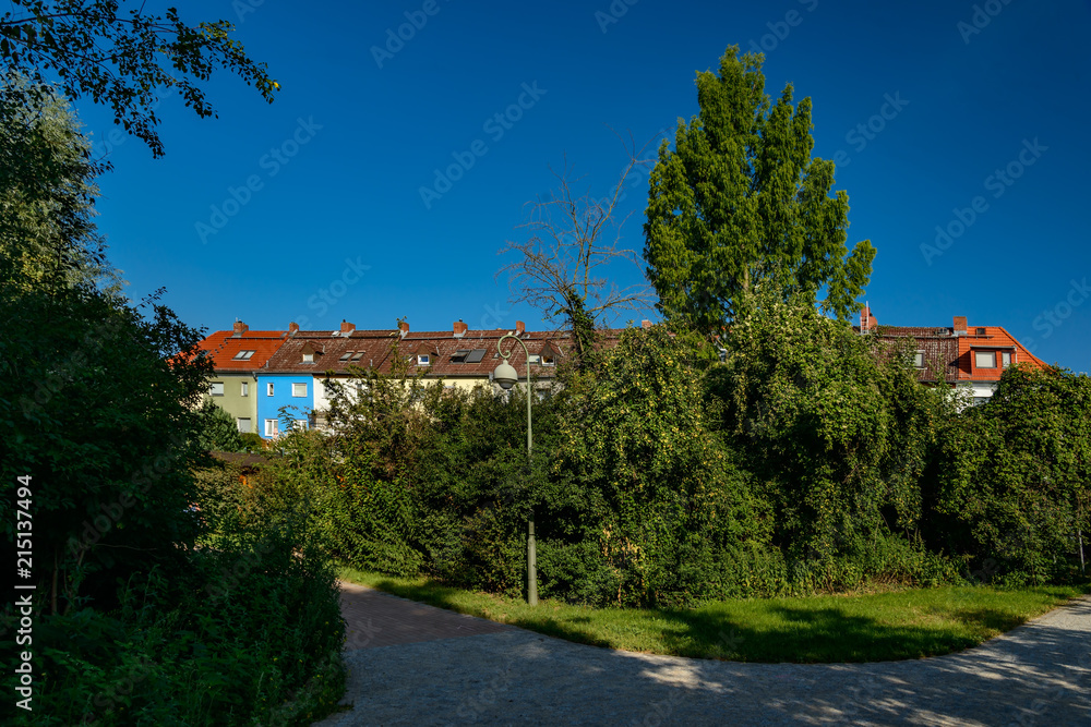 Von der Gartenstadt-Idee beeinflusst: der Krugpfuhlpark in der denkmalgeschützten Hufeisensiedlung Berlin-Britz Von der Gartenstadt-Idee beeinflusst: der Krugpfuhlpark in der denkmalgeschützten Hufeisensiedlung Berlin-Britz