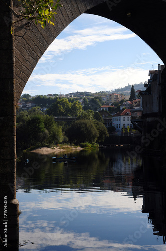 Túnel em reflexo no rio