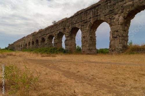 A ruin of roman aqueduct Fototapet