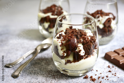 Foto No baked chocolate cheesecake or trifle in a glass.