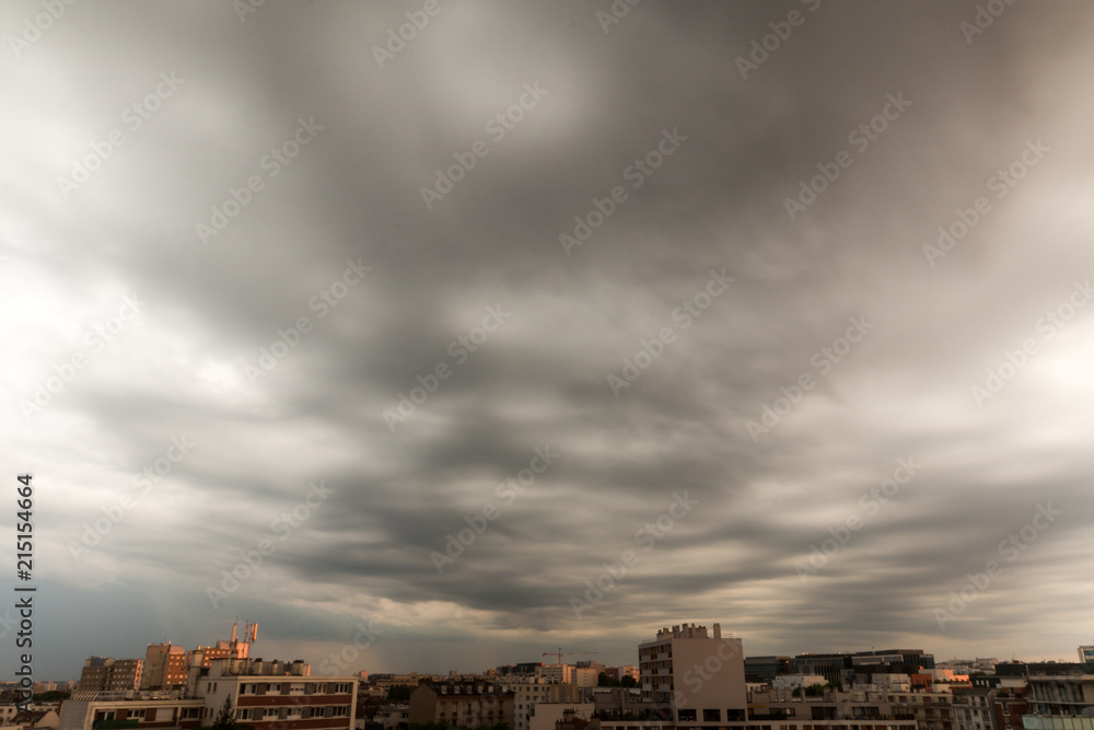 Ciel orageux au couché du soleil dans le val de marne en France