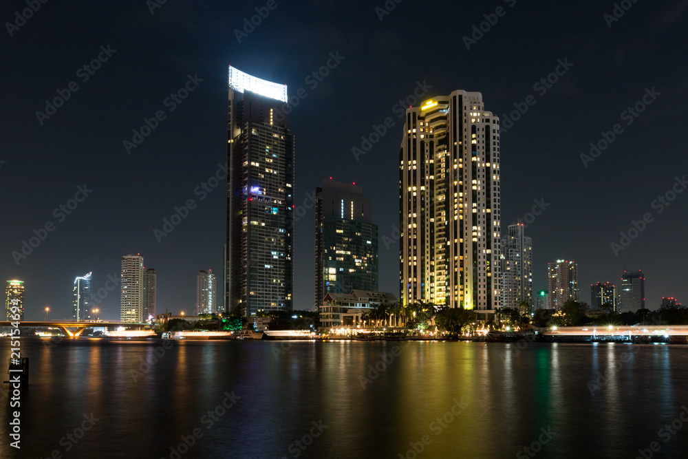 Vu sur les gratte-ciel de Bangkok depuis l'autre rive du Chao Phraya dont l'hôtel the peninsula 