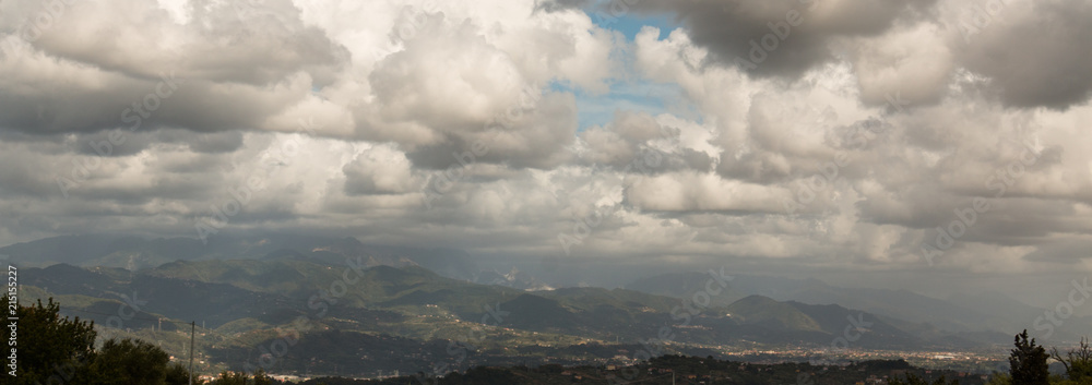 ciel nuageux donnant sur des montagnes en Ardèche