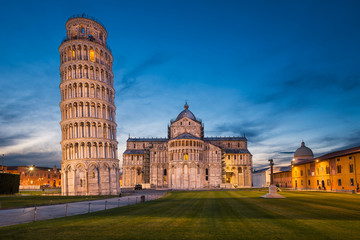 Fotobehang De scheve toren Scheve toren van Pisa onder blauwe lucht  © Mapics