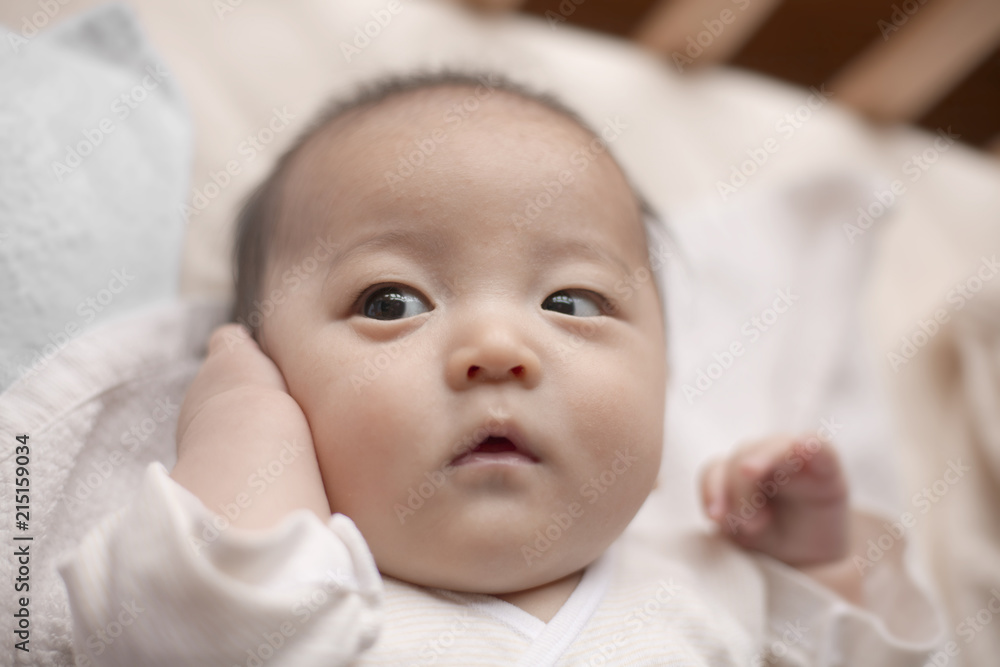 ベッドの上の赤ちゃん ベッドの上の赤ちゃん