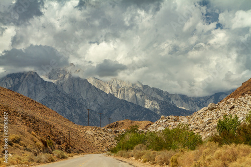 Foto Road Leading into Alabama Hills, on a Stormy Day, Eastern Sierra, California