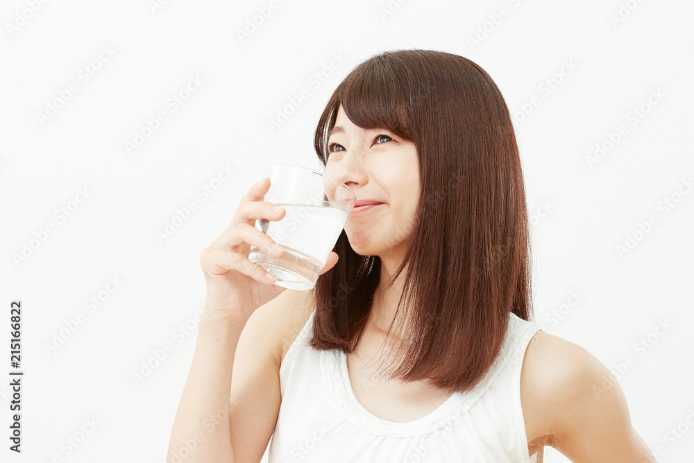 水を飲む女性 水を飲む女性