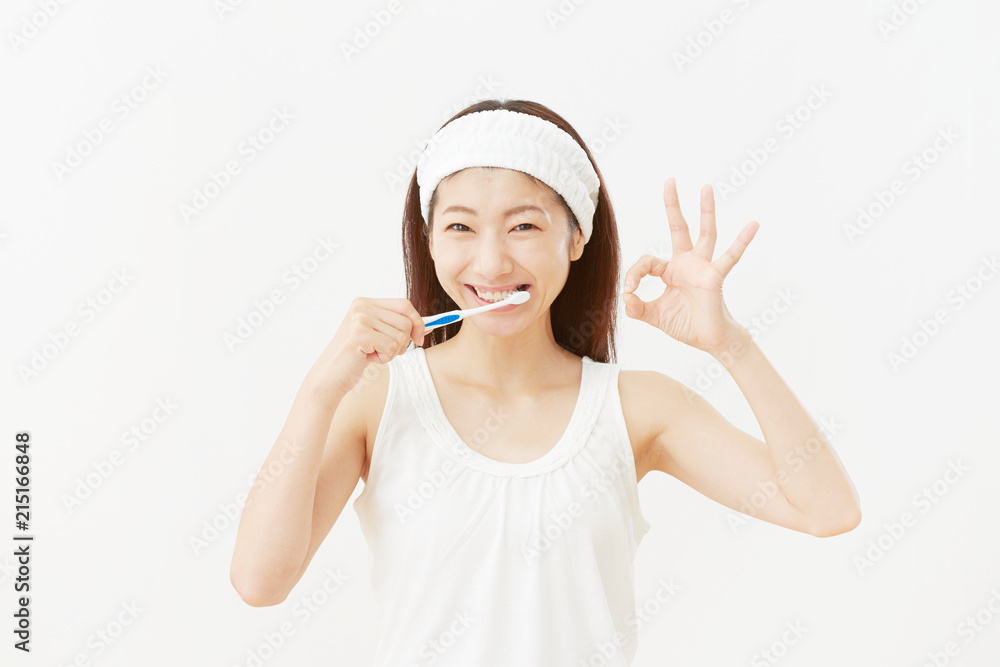 女性　歯磨き　