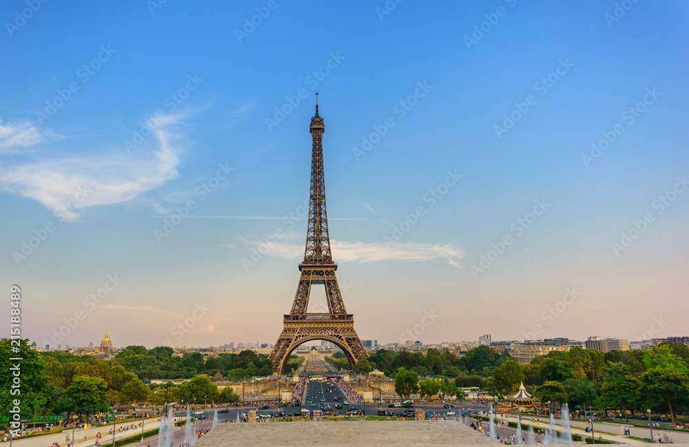 Fototapeta premium Eiffel tower during sunset