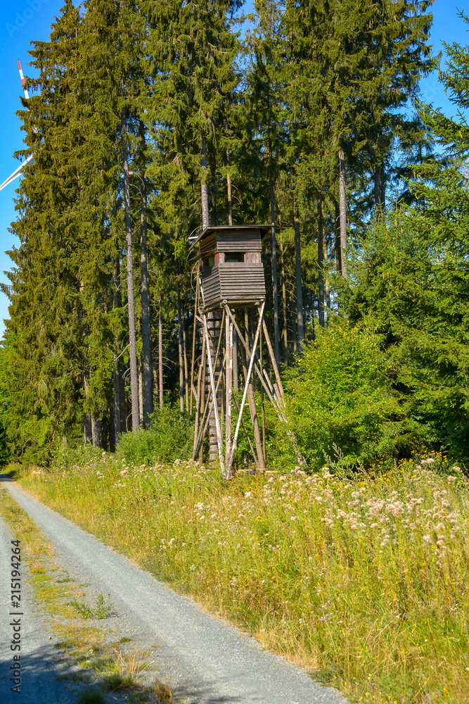 Hochsitz im Wald bei einem Windrad Hochsitz im Wald bei einem Windrad