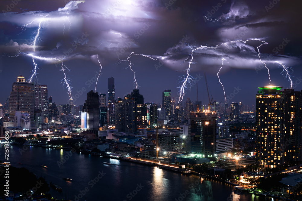 Obraz premium Lightning storm over city in purple light