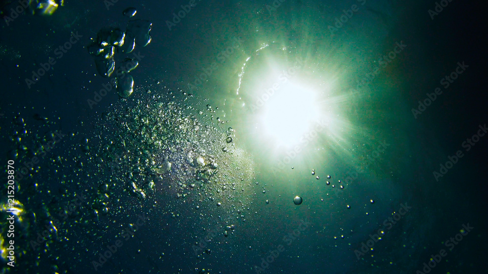 Fototapeta premium Air Bubbles in the Green-blue Water