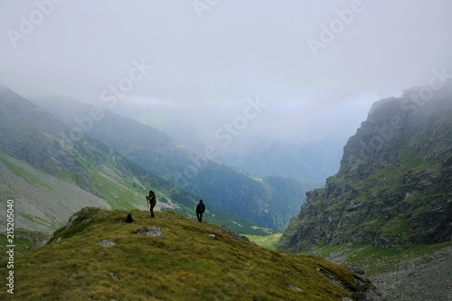 Rumunia, Karpaty Rumuńskie - Góry Fagaras, turyści na szlaku w Górach Paltinu, w słońcu i w chmurach
