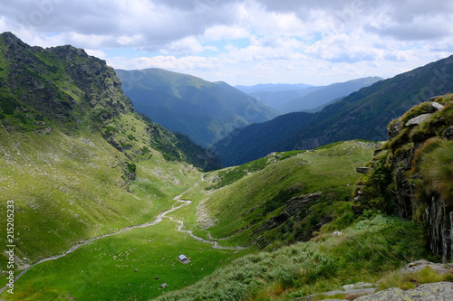 Rumunia, Karpaty Rumuńskie - Góry Fagaras, widok na dolinę ze szlaku w Górach Paltinu