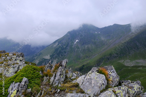 Rumunia, Karpaty Rumuńskie - Góry Fagaras, widok ze skałami na szlaku w Górach Paltinu