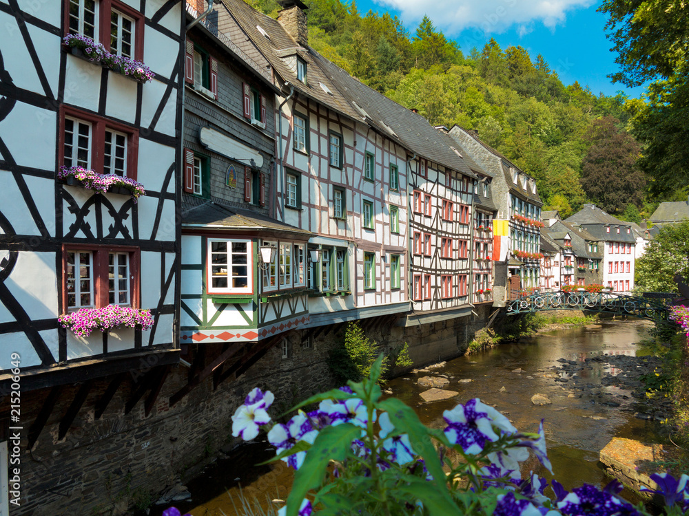 alte fachwerkhäuser entlang der rur in der Altstadt von Monschau in der Eifel alte fachwerkhäuser entlang der rur in der Altstadt von Monschau in der Eifel
