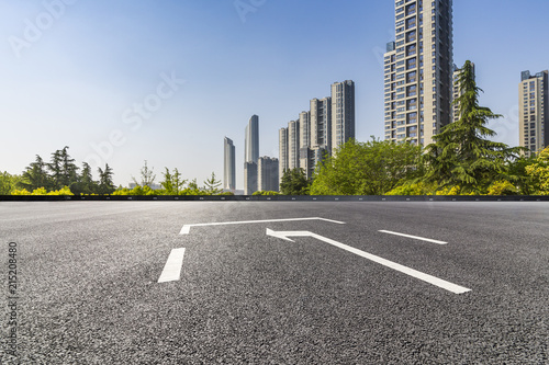 Panoramiczna linia horyzontu i nowoczesne biurowce z pustą drogą, pustą betonową posadzką