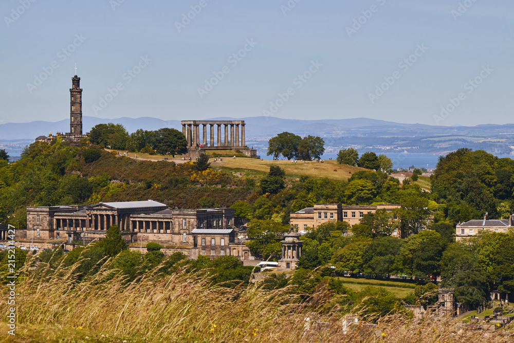 Obraz premium View of Calton Hill from Holyrood Park with beautiful blue sky in Edinbourgh, Scotland, United Kingdom.