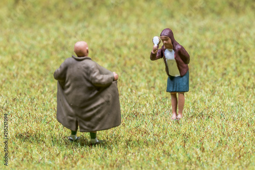 Fotografie Exhibitionist öffnet für junge Frau seinen Regenmantel