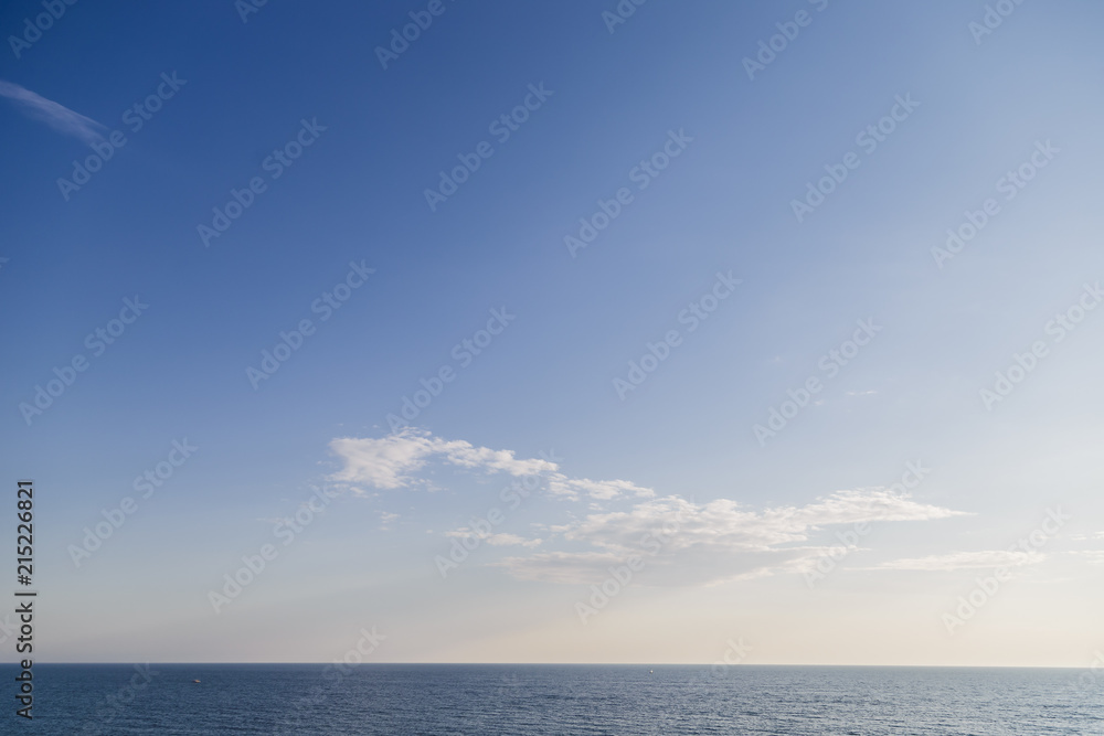 Obraz premium View of the sea, waves and calm wind.
