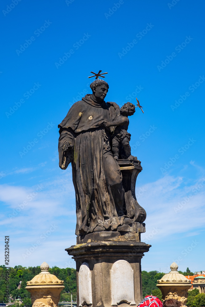 Statue desHl. Antonius von Padua auf der Karlsbrückew in Prag/Tschechien