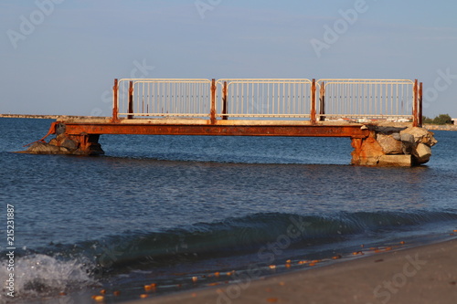Pont au milieu de la mer