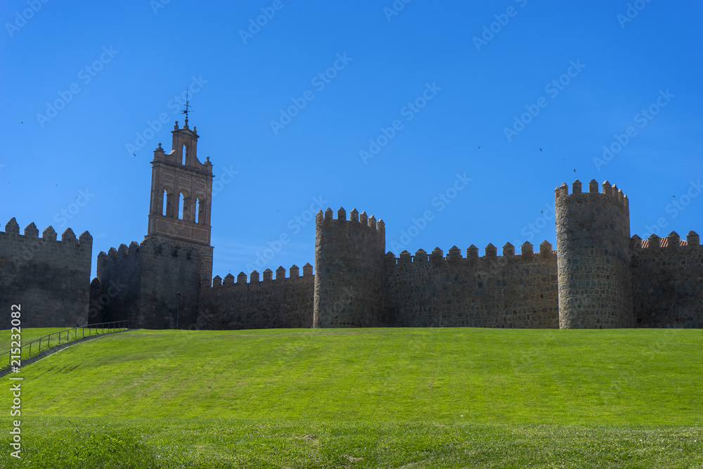 paseo por la hermosa muralla medieval de Ávila, España paseo por la hermosa muralla medieval de Ávila, España