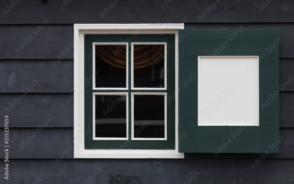 Fototapeta premium Fenster an Holzhaus