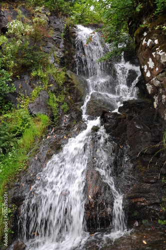 cascade du jardin du ch  teau de dunvegan ecosse ile de skye