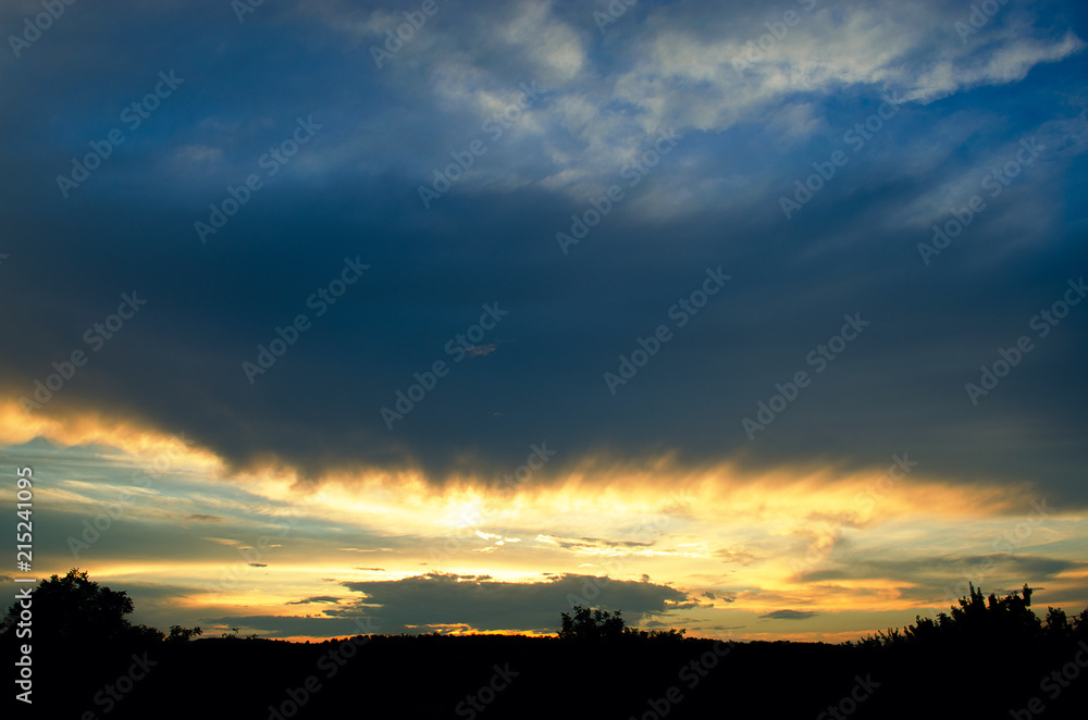 Fototapeta premium Zachód słońca z chmurami na Ukrainie wieczorem