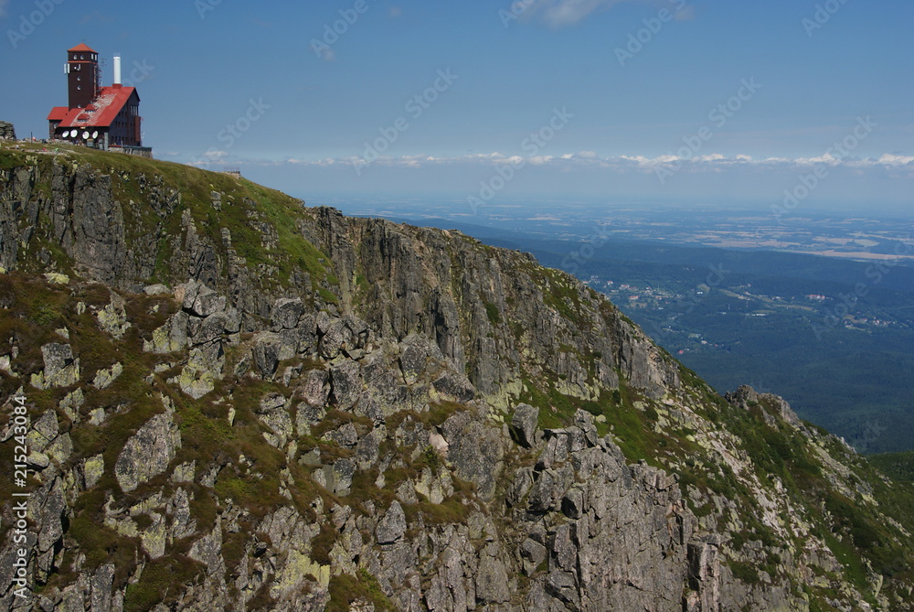 Naklejka premium Mountain shelter on the rock