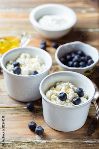 Cottage cheese with blueberries and sour cream