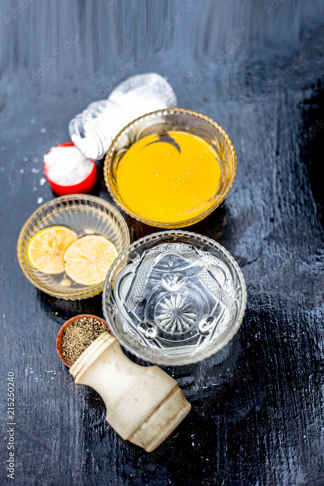 Φωτογραφία Egg yolk, black pepper, warm water, lemon juice, and salt on wooden surface used in many ayurvedic treatments
