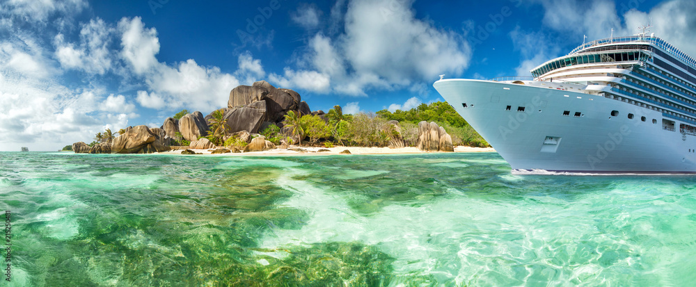 Fototapeta premium Luxury cruise boat with tropical Seychelles island