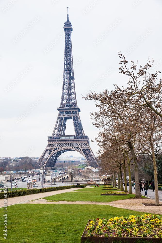 The famous Tour Eiffel at the end of winter