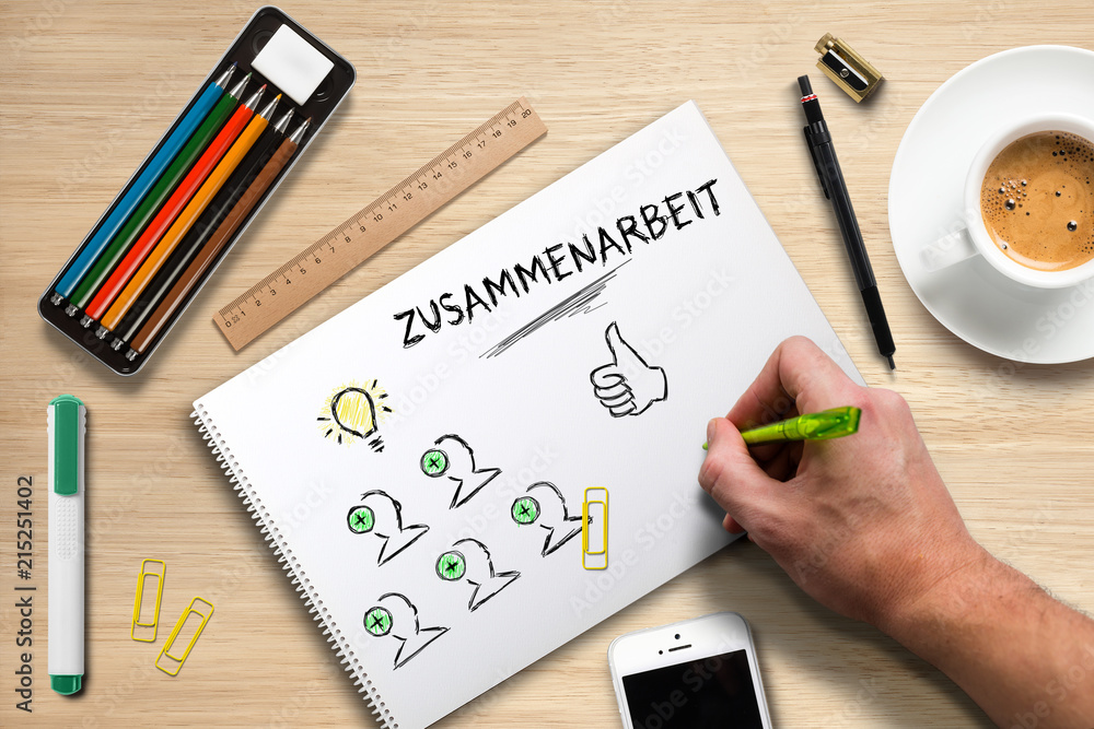 Hand skizziert Ideen-Prozess auf Papier und hebt Zusammenarbeit hervor Hand skizziert Ideen-Prozess auf Papier und hebt Zusammenarbeit hervor