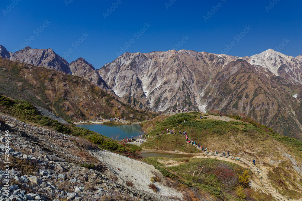 Fototapeta premium 秋の八方池と不帰の嶮