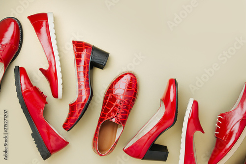 Stylowe damskie wiosenne lub jesienne buty w czerwonych kolorach. Pojęcie piękna i mody. Leżał płasko, widok z góry