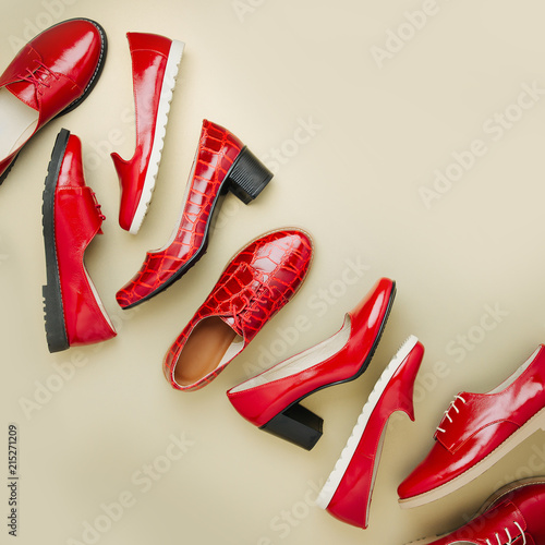 Stylowe damskie wiosenne lub jesienne buty w czerwonych kolorach. Pojęcie piękna i mody. Leżał płasko, widok z góry