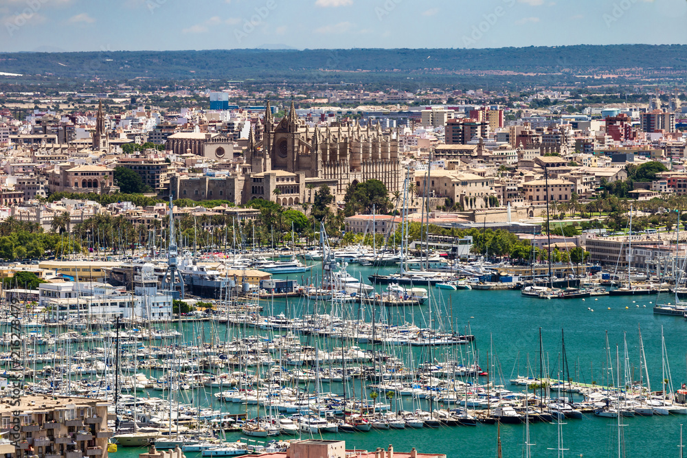 Palma de Mallorca mit Yachthafen und der Kathedrale La Seu