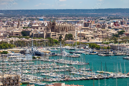 Palma de Mallorca mit Yachthafen und der Kathedrale La Seu