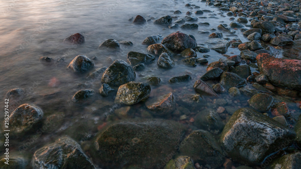 Obraz premium Rocks on the beach.