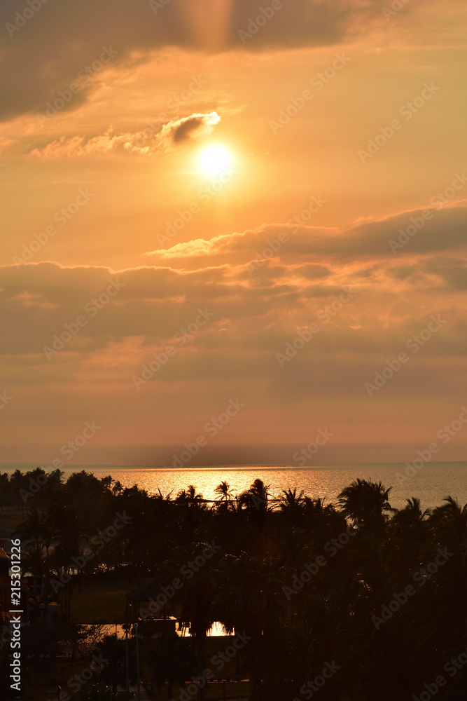Fototapeta premium Sunset in Cuba, the Atlantic ocean (2)