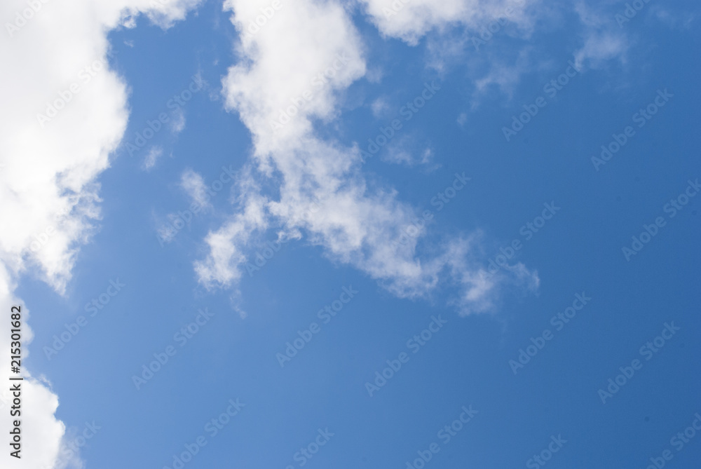 Obraz premium White cloud hovering through the blue sky