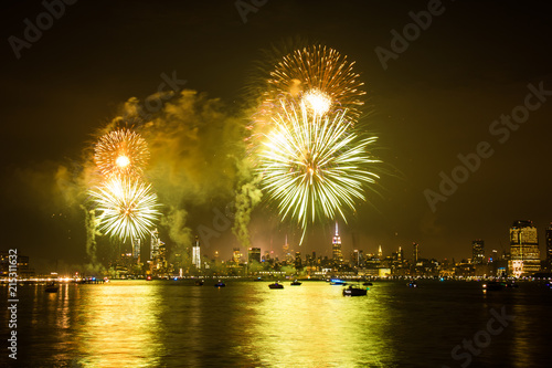 Canvas Print July 4th Independence day fireworks show with skyline