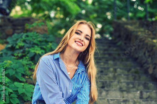 Obraz na płótnie Attractive young girl resting in the city Park . Beautiful fashionable woman in summer outdoors . Women's beauty and fashion concept w salonie