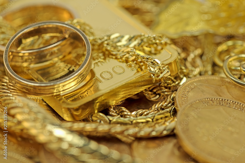 Gold in Barren,Münzen und Schmuck Stock Photo | Adobe Stock