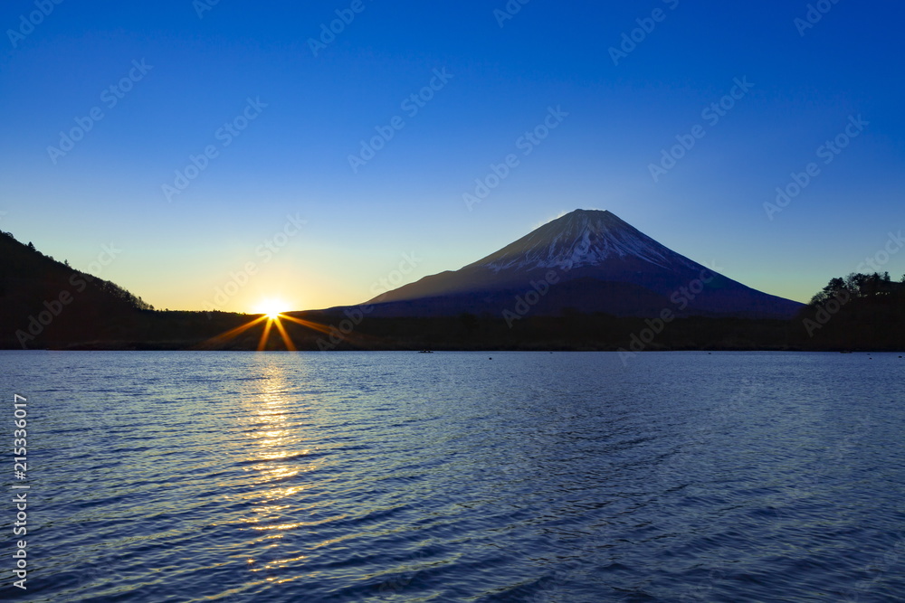 富士山と日の出、山梨県富士河口湖町精進湖にて