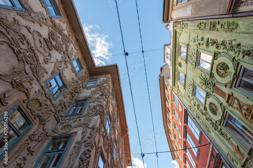 Historische Fassaden in Graz, Luegghaus (seitlich) und Nebengebäude aus der Froschperspektive