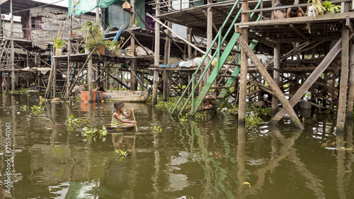 TONLE SAP LAKE. Local people